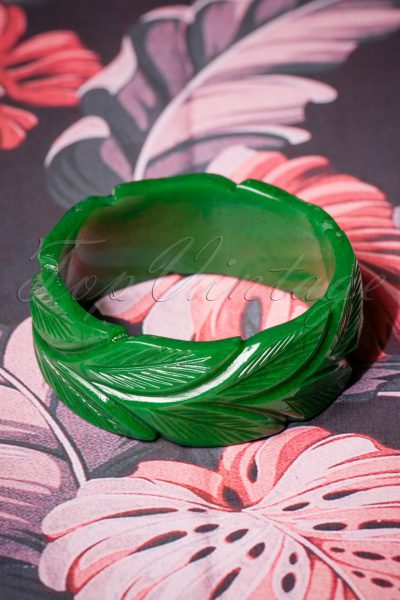 TopVintage Exclusive ~ 40s Wide Forest Heavy Carve Bangle in Green