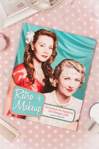 Retro Makeup: Techniques for Applying the Vintage Look