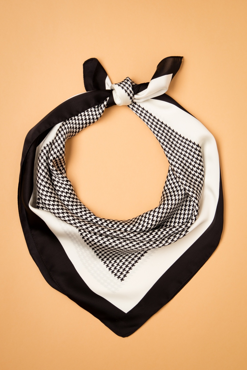 268747-Banned-42634-Scarf-Black-and-white-20220808-0004-full