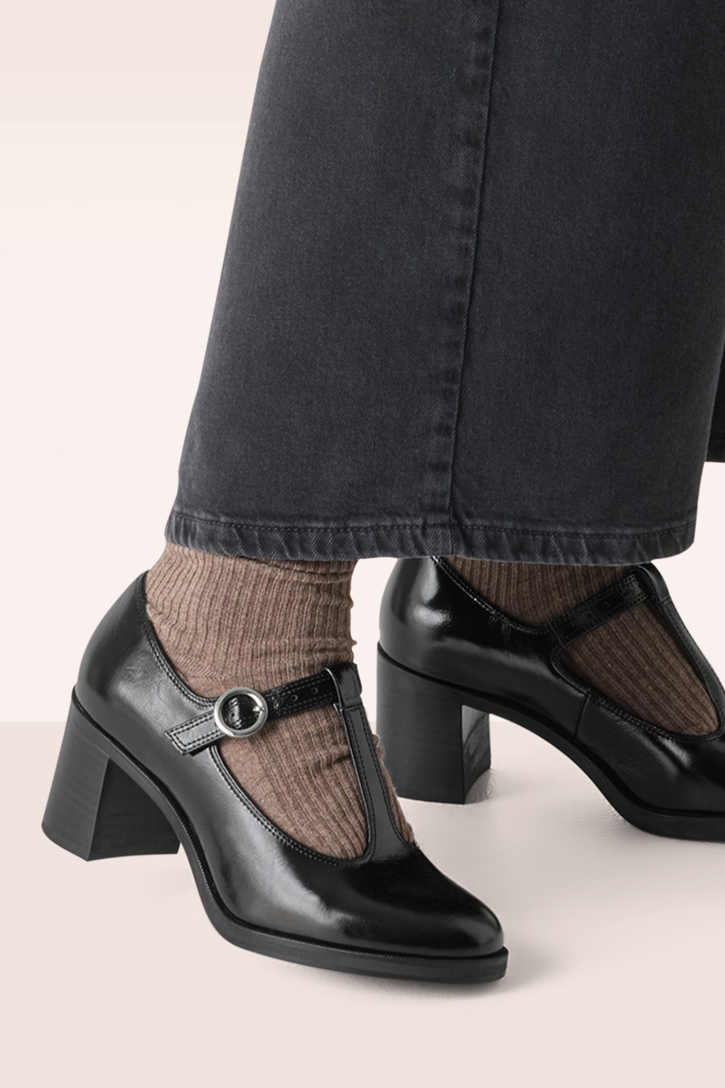 290696-Tamaris-56923-T-Strap-Pumps-Black-260617-004L-full
